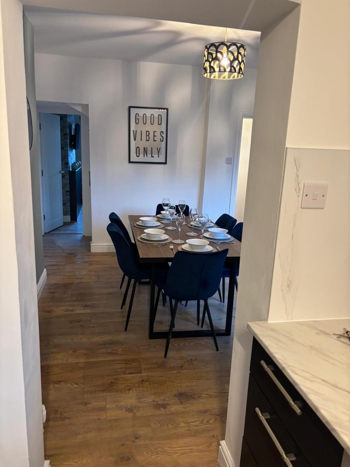 فيلا Stunning House - Sleeps 7 - 5 Mins Walk To Lincoln High Street - Parking - Wifi المظهر الخارجي الصورة